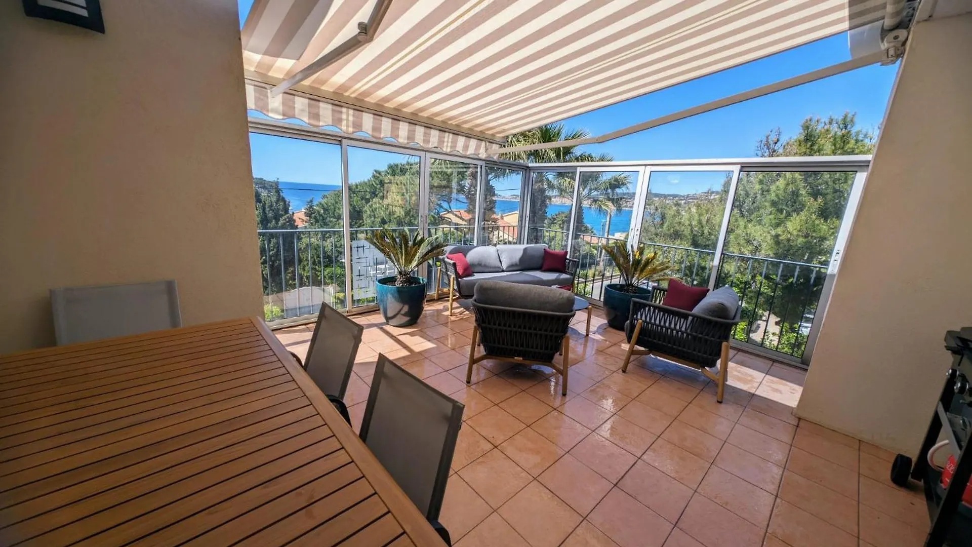 Apartment Vue Mer Grande Terrasse Plage A 2 Min A Pieds Sanary-sur-Mer